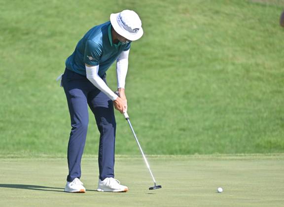 SILVIS, IL - JULY 06: Golfer Dylan Frittelli putts on the 1 green during the third round of the John Deere Golf PGA, Golf Herren Classic on July 06, 2024, at TPC Deere Run in Silvis IL. (Photo by Keith Gillett Icon Sportswire) GOLF: JUL 06 PGA John Deere Classic EDITORIAL USE ONLY Icon24070615