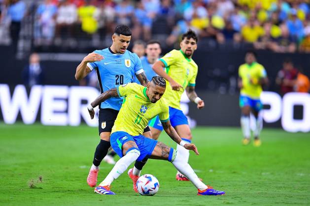 RECORD DATE NOT STATED Copa America USA 2024 Uruguay (4p) 0-0 (2p) Brazil - Quarter-final Matias Vina (L) of Uruguay fights for the ball with Raphinha (R) of Brazil during the CONMEBOL Copa America 2024 Quarter-final match between Uruguay and Brazil, at Allegiant Stadium, on July 06, 2024 in Las Vegas, Nevada, United States. LAS VEGAS NEVADA UNITED STATES Copyright: xAdrianxMaciasx 20240706201255_CA_QF_2024_URU_BRA_RAPHINHA80
