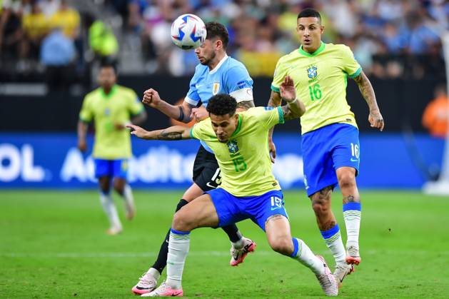 RECORD DATE NOT STATED Copa America USA 2024 Uruguay (4p) 0-0 (2p) Brazil - Quarter-final Federico Valverde (L) of Uruguay fights for the ball with Joao Gomes (R) of Brazil during the CONMEBOL Copa America 2024 Quarter-final match between Uruguay and Brazil, at Allegiant Stadium, on July 06, 2024 in Las Vegas, Nevada, United States. LAS VEGAS NEVADA UNITED STATES Copyright: xIsaacxOrtizgomesx 20240706201401_CA_QF_2024_URU_BRA_GOMES81