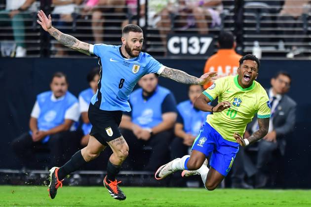 RECORD DATE NOT STATED Copa America USA 2024 Uruguay (4p) 0-0 (2p) Brazil - Quarter-final Nahitan Nandez (L) of Uruguay fights for the ball with Rodrygo (R) of Brazil during the CONMEBOL Copa America 2024 Quarter-final match between Uruguay and Brazil, at Allegiant Stadium, on July 06, 2024 in Las Vegas, Nevada, United States. LAS VEGAS NEVADA UNITED STATES Copyright: xIsaacxOrtizx 20240706211019_CA_QF_2024_URU_BRA_RODRYGO168