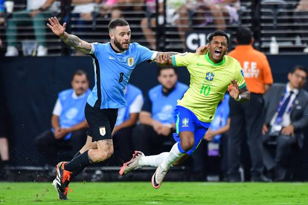 RECORD DATE NOT STATED Copa America USA 2024 Uruguay (4p) 0-0 (2p) Brazil - Quarter-final Nahitan Nandez (L) of Uruguay fights for the ball with Rodrygo (R) of Brazil during the CONMEBOL Copa America 2024 Quarter-final match between Uruguay and Brazil, at Allegiant Stadium, on July 06, 2024 in Las Vegas, Nevada, United States. LAS VEGAS NEVADA UNITED STATES Copyright: xIsaacxOrtizx 20240706211020_CA_QF_2024_URU_BRA_RODRYGO166