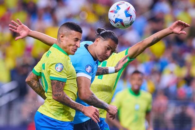 RECORD DATE NOT STATED Copa America USA 2024 Uruguay (4p) 0-0 (2p) Brazil - Quarter-final Guilherme Arana (L) of Brazil fights for the ball with Darwin Nunez (R) of Uruguay during the CONMEBOL Copa America 2024 Quarter-final match between Uruguay and Brazil, at Allegiant Stadium, on July 06, 2024 in Las Vegas, Nevada, United States. LAS VEGAS NEVADA UNITED STATES Copyright: xJONATHANxDUENASx 20240706211033_CA_QF_2024_URU_BRA_NUNEZ172