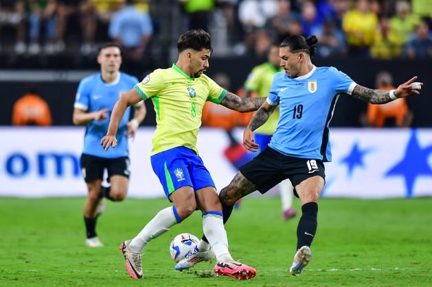 RECORD DATE NOT STATED Copa America USA 2024 Uruguay (4p) 0-0 (2p) Brazil - Quarter-final Lucas Paqueta (L) of Brazil fights for the ball with Darwin Nunez (R) of Uruguay during the CONMEBOL Copa America 2024 Quarter-final match between Uruguay and Brazil, at Allegiant Stadium, on July 06, 2024 in Las Vegas, Nevada, United States. LAS VEGAS NEVADA UNITED STATES Copyright: xIsaacxOrtizx 20240706211432_CA_QF_2024_URU_BRA_NUNEZ175