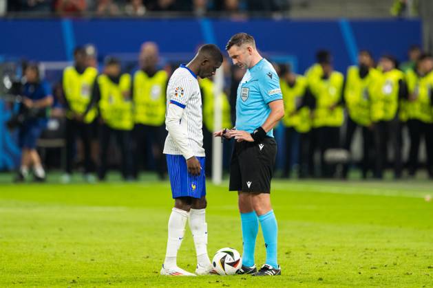 Portugal v France, UEFA EURO, EM, Europameisterschaft,Fussball 2024, Hamburg, Germany Hamburg, Germany. 05th, July 2024. Referee Michael Oliver seen with Ousmane Dembele (11) of France during the UEFA Euro 2024 quarter final match between Portugal and France at Volksparkstadion in Hamburg. Hamburg Germany Copyright: xGonzalesxPhoto FrederikkexJensenx