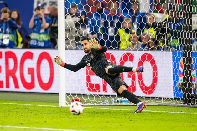 Portugal v France, UEFA EURO, EM, Europameisterschaft,Fussball 2024, Hamburg, Germany Hamburg, Germany. 05th, July 2024. Goalkeeper Diogo Costa (22) of Portugal seen during the penalty shoout ouf of the UEFA Euro 2024 quarter final match between Portugal and France at Volksparkstadion in Hamburg. Hamburg Germany Copyright: xGonzalesxPhoto FrederikkexJensenx