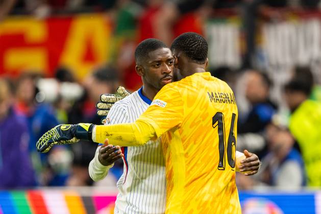 Portugal v France, UEFA EURO, EM, Europameisterschaft,Fussball 2024, Hamburg, Germany Hamburg, Germany. 05th, July 2024. Goalkeeper Mike Maignan (16) of France seen with Ousmane Dembele during the UEFA Euro 2024 quarter final match between Portugal and France at Volksparkstadion in Hamburg. Hamburg Germany Copyright: xGonzalesxPhoto FrederikkexJensenx