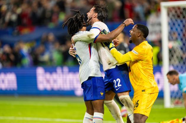 Portugal v France, UEFA EURO, EM, Europameisterschaft,Fussball 2024, Hamburg, Germany Hamburg, Germany. 05th, July 2024. Jules Kounde (5), Theo Hernandez (22) and goalkeeper Mike Maignan (16) of France seen in celebration after winning the penalty shoot out of the UEFA Euro 2024 quarter final match between Portugal and France at Volksparkstadion in Hamburg. Hamburg Germany Copyright: xGonzalesxPhoto FrederikkexJensenx
