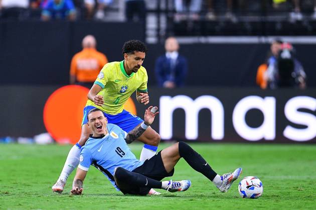 RECORD DATE NOT STATED Copa America USA 2024 Uruguay (4p) 0-0 (2p) Brazil - Quarter-final Marquinhos (L) of Brazil fights for the ball with Darwin Nunez (R) of Uruguay during the CONMEBOL Copa America 2024 Quarter-final match between Uruguay and Brazil, at Allegiant Stadium, on July 06, 2024 in Las Vegas, Nevada, United States. LAS VEGAS NEVADA UNITED STATES Copyright: xAdrianxMaciasx 20240706214627_CA_QF_2024_URU_BRA_NUNEZ236
