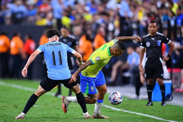 RECORD DATE NOT STATED Copa America USA 2024 Uruguay (4p) 0-0 (2p) Brazil - Quarter-final Facundo Pellistri (L) of Uurguay fights for the ball with Savinho (R) of Brazil during the CONMEBOL Copa America 2024 Quarter-final match between Uruguay and Brazil, at Allegiant Stadium, on July 06, 2024 in Las Vegas, Nevada, United States. LAS VEGAS NEVADA UNITED STATES Copyright: xAdrianxMaciasx 20240706215731_CA_QF_2024_URU_BRA_SAVINHO248
