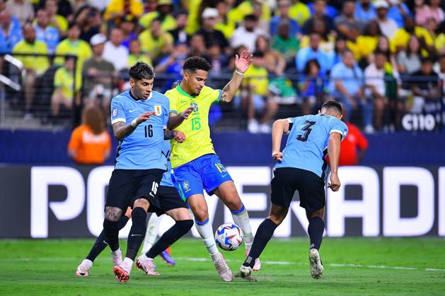 RECORD DATE NOT STATED Copa America USA 2024 Uruguay (4p) 0-0 (2p) Brazil - Quarter-final Mathias Olivera (L) of Uruguay fights for the ball with Joao Gomes (R) of Brazil during the CONMEBOL Copa America 2024 Quarter-final match between Uruguay and Brazil, at Allegiant Stadium, on July 06, 2024 in Las Vegas, Nevada, United States. LAS VEGAS NEVADA UNITED STATES Copyright: xAdrianxMaciasx 20240706215733_CA_QF_2024_URU_BRA_OLIVERA249