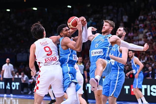 Croatia v Greece - FIBA Olympic Qualifying Tournament 2024 Final Giannis Antetokounmpo is competing with Thomas Walkup of Greece and Dario Saric of Croatia during the FIBA Olympic Qualifying Tournament 2024 Final match between Croatia and Greece at Peace & Friendship Stadium on July 7, 2024, in Piraeus, Greece. Piraeus Greece  Copyright: xStefanosxKyriazisx originalFilename:kyriazis-croatiav240707_np9eh