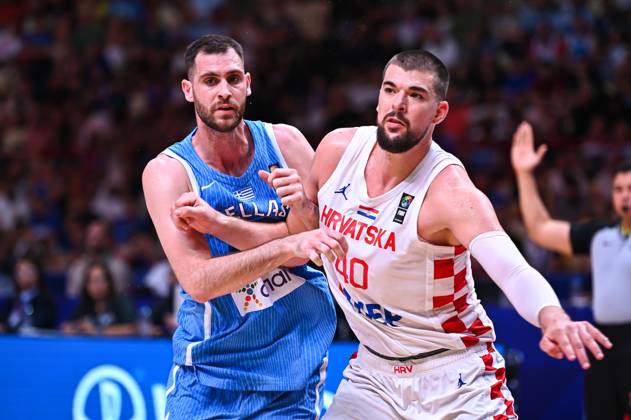 Croatia v Greece - FIBA Olympic Qualifying Tournament 2024 Final 14 Georgios Papagiannis of Greece is competing with 40 Ivica Zubac of Croatia during the FIBA Olympic Qualifying Tournament 2024 Final match between Croatia and Greece at Peace & Friendship Stadium on July 7, 2024, in Piraeus, Greece. Piraeus Greece  Copyright: xStefanosxKyriazisx originalFilename:kyriazis-croatiav240707_nplJi