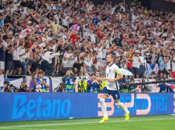 Football, men, 2023 24 season, UEFA Euro EM 2024, semi-final in Dortmund, Netherlands England, Harry Kane England and fans, cheering after goal to 1 1, 10 07 2024, Copyright: xSebastianxRäppold MatthiasxKochx