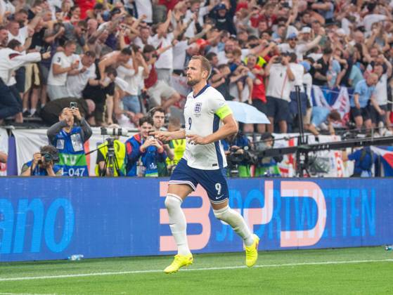 Football, men, 2023 24 season, UEFA Euro EM 2024, semi-final in Dortmund, Netherlands England, Harry Kane England and fans, cheering after goal to 1 1, 10 07 2024, Copyright: xSebastianxRäppold MatthiasxKochx