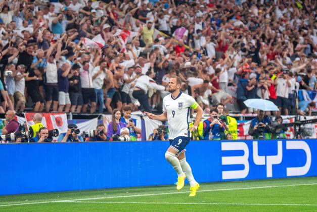 Football, men, 2023 24 season, UEFA Euro EM 2024, semi-final in Dortmund, Netherlands England, Harry Kane England and fans, cheering after goal to 1 1, 10 07 2024, Copyright: xSebastianxRäppold MatthiasxKochx