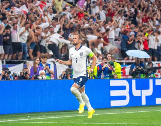 Football, men, 2023 24 season, UEFA Euro EM 2024, semi-final in Dortmund, Netherlands England, Harry Kane England and fans, cheering after goal to 1 1, 10 07 2024, Copyright: xSebastianxRäppold MatthiasxKochx