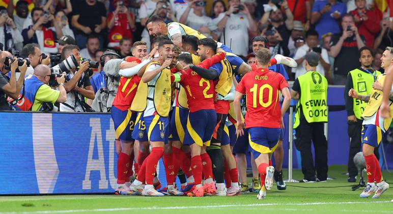 Spain England UEFA EURO 2024 Final Berlin, 14 07 2024, Olympiastadion, UEFA EURO 2024 Germany, Final, Spain ESP England ENG , In the picture Goal for Spain Eberechi Eze 21, ENG scores to 2 1 and cheers with teammates ,