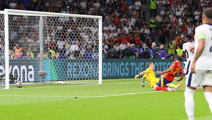 Spain England UEFA EURO 2024 Final Berlin, 14 07 2024, Olympiastadion, UEFA EURO 2024 Germany, Final, Spain ESP England ENG , In the picture Goal for Spain Eberechi Eze 21, ENG scores to 2 1 ,