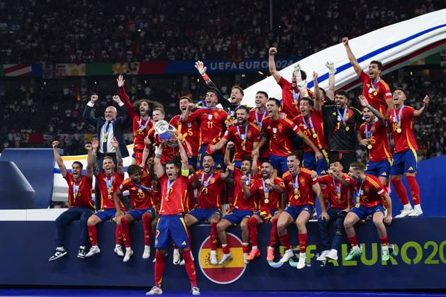 GER: Spain v England. UEFA EURO, EM, Europameisterschaft,Fussball 2024 Final Spanish team group, Mannschaftsbild, Totale with the trophy during the UEFA Euro 2024 match between Spain and England, Final, played at Olympiastadion on July 14, 2024 in Berlin, Germany. kpng Copyright: xBaguxBlancox xPRESSINPHOTOx PS_240714_ESP_ENG_128
