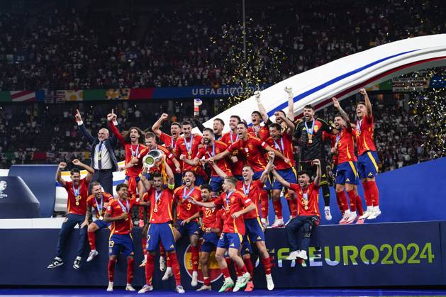 GER: Spain v England. UEFA EURO, EM, Europameisterschaft,Fussball 2024 Final Spanish team group, Mannschaftsbild, Totale with the trophy during the UEFA Euro 2024 match between Spain and England, Final, played at Olympiastadion on July 14, 2024 in Berlin, Germany. kpng Copyright: xBaguxBlancox xPRESSINPHOTOx PS_240714_ESP_ENG_129