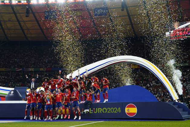 GER: Spain v England. UEFA EURO, EM, Europameisterschaft,Fussball 2024 Final Spanish team group, Mannschaftsbild, Totale with the trophy during the UEFA Euro 2024 match between Spain and England, Final, played at Olympiastadion on July 14, 2024 in Berlin, Germany. kpng Copyright: xBaguxBlancox xPRESSINPHOTOx PS_240714_ESP_ENG_130