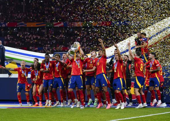 GER: Spain v England. UEFA EURO, EM, Europameisterschaft,Fussball 2024 Final Spanish team group, Mannschaftsbild, Totale with the trophy during the UEFA Euro 2024 match between Spain and England, Final, played at Olympiastadion on July 14, 2024 in Berlin, Germany. kpng Copyright: xBaguxBlancox xPRESSINPHOTOx PS_240714_ESP_ENG_133
