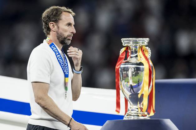 Spain v England, UEFA EURO, EM, Europameisterschaft,Fussball 2024 final, Berlin, Germany Berlin, Germany. 14th, July 2024. Head coach Gareth Southgate of England is passing the trophy after the UEFA Euro 2024 final between Spain and England at Olympiastadion in Berlin. Berlin Germany Copyright: xGonzalesxPhoto LassexLagonix