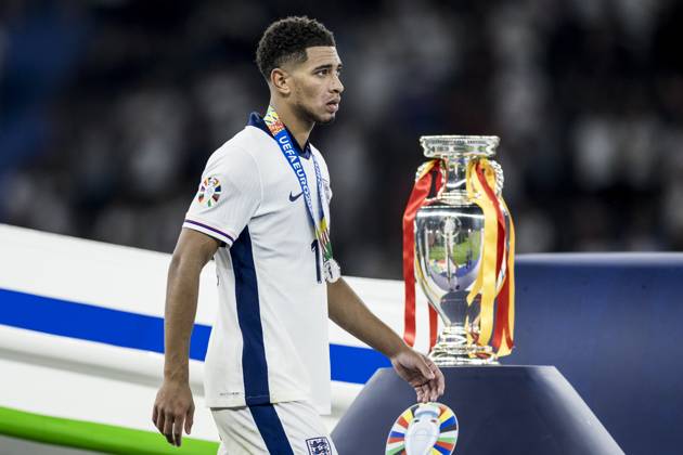 Spain v England, UEFA EURO, EM, Europameisterschaft,Fussball 2024 final, Berlin, Germany Berlin, Germany. 14th, July 2024. Jude Bellingham (10) of England is passing the trophy after the UEFA Euro 2024 final between Spain and England at Olympiastadion in Berlin. Berlin Germany Copyright: xGonzalesxPhoto LassexLagonix