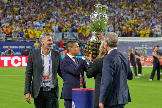 RECORD DATE NOT STATED Copa America USA 2024 Argentina vs Colombia - Final Mario Yepes, Oscar Cordoba, Claudio Caniggio and Oscar Ruggeri poses with the Copa America trophy during Final match between Argentina and Colombia as part of CONMEBOL Copa America USA 2024 at Hard Rock Stadium on July 14, 2024 in Miami Gardens, Florida, United States. MIAMI GARDENS FLORIDA UNITED STATES  Copyright: xJorgexMartinezx 20240714202738_CA_2024_F_ARG_COL_CORDOBA120