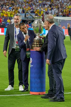 RECORD DATE NOT STATED Copa America USA 2024 Argentina vs Colombia - Final Mario Yepes, Oscar Cordoba, Claudio Caniggio and Oscar Ruggeri poses with the Copa America trophy during Final match between Argentina and Colombia as part of CONMEBOL Copa America USA 2024 at Hard Rock Stadium on July 14, 2024 in Miami Gardens, Florida, United States. MIAMI GARDENS FLORIDA UNITED STATES  Copyright: xJorgexMartinezx 20240714202737_CA_2024_F_ARG_COL_CORDOBA124