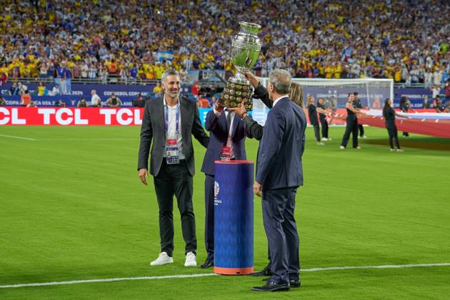 RECORD DATE NOT STATED Copa America USA 2024 Argentina vs Colombia - Final Mario Yepes, Oscar Cordoba, Claudio Caniggio and Oscar Ruggeri poses with the Copa America trophy during Final match between Argentina and Colombia as part of CONMEBOL Copa America USA 2024 at Hard Rock Stadium on July 14, 2024 in Miami Gardens, Florida, United States. MIAMI GARDENS FLORIDA UNITED STATES  Copyright: xJorgexMartinezx 20240714202739_CA_2024_F_ARG_COL_CANIGGIO123
