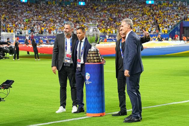 RECORD DATE NOT STATED Copa America USA 2024 Argentina vs Colombia - Final Mario Yepes, Oscar Cordoba, Claudio Caniggio and Oscar Ruggeri poses with the Copa America trophy during Final match between Argentina and Colombia as part of CONMEBOL Copa America USA 2024 at Hard Rock Stadium on July 14, 2024 in Miami Gardens, Florida, United States. MIAMI GARDENS FLORIDA UNITED STATES  Copyright: xAdrianxMaciasx 20240714202939_CA_2024_F_ARG_COL_RUGGERI127