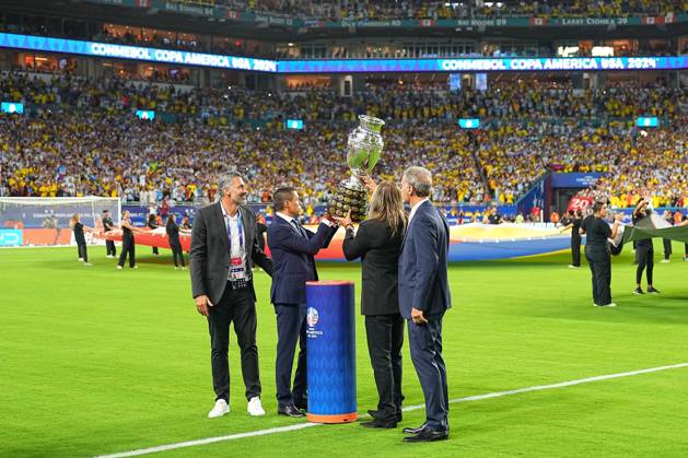 RECORD DATE NOT STATED Copa America USA 2024 Argentina vs Colombia - Final Mario Yepes, Oscar Cordoba, Claudio Caniggio and Oscar Ruggeri poses with the Copa America trophy during Final match between Argentina and Colombia as part of CONMEBOL Copa America USA 2024 at Hard Rock Stadium on July 14, 2024 in Miami Gardens, Florida, United States. MIAMI GARDENS FLORIDA UNITED STATES  Copyright: xAdrianxMaciasx 20240714202941_CA_2024_F_ARG_COL_CORDOBA126