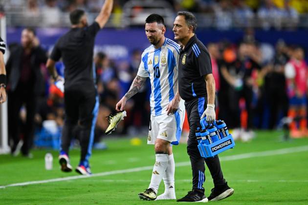 RECORD DATE NOT STATED Copa America USA 2024 Argentina vs Colombia - Final Lionel Messi leaves the pitch after picking up an injury during Final match between Argentina and Colombia as part of CONMEBOL Copa America USA 2024 at Hard Rock Stadium on July 14, 2024 in Miami Gardens, Florida, United States. MIAMI GARDENS FLORIDA UNITED STATES  Copyright: xJorgexMartinezx 20240714215654_CA_2024_F_ARG_COL_MESSI299