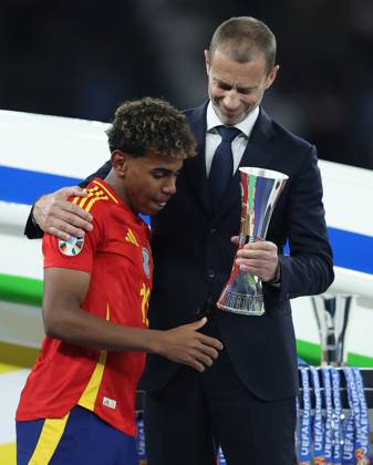 Berlin, Germany, 14th July 2024. Lamine Yamal of Spain is presented the best young player trophy by Aleksander Ceferin, President of UEFA during the UEFA European Championships final match at Olympiastadion, Berlin. Picture: Paul Terry Sportimage EDITORIAL USE ONLY. No use with unauthorised audio, video, data, fixture lists, club league logos or live services. Online in-match use limited to 120 images, no video emulation. No use in betting, games or single club league player publications. SPI-3227-0193