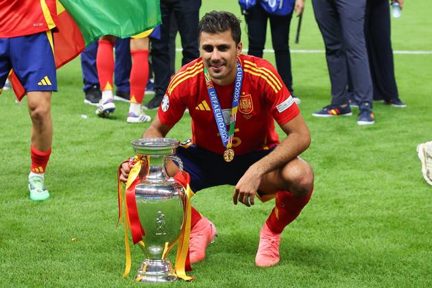 Spain England UEFA EURO 2024 Final Berlin, 14 07 2024, Olympiastadion, UEFA EURO 2024 Germany, Final, Spain England 2 1 0 0 , In the picture Rodri 16, ESP with the European Championship trophy ,