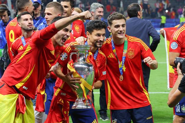 Spain England UEFA EURO 2024 Final Berlin, 14 07 2024, Olympiastadion, UEFA EURO 2024 Germany, Final, Spain England 2 1 0 0 , In the picture from l Ferran Torres 11, ESP , Jesus Navas 22, ESP and Gavi with the European Championship trophy ,