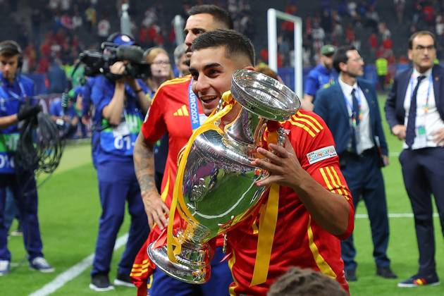 Spain England UEFA EURO 2024 Final Berlin, 14 07 2024, Olympiastadion, UEFA EURO 2024 Germany, Final, Spain England 2 1 0 0 , In the picture Ferran Torres 11, ESP with the European Championship trophy ,
