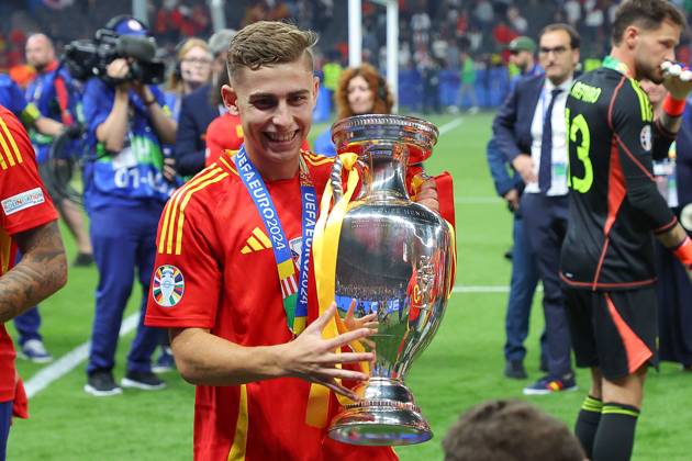 Spain England UEFA EURO 2024 Final Berlin, 14 07 2024, Olympiastadion, UEFA EURO 2024 Germany, Final, Spain England 2 1 0 0 , In the picture Fermin Lopez 25, ESP with the European Championship trophy ,