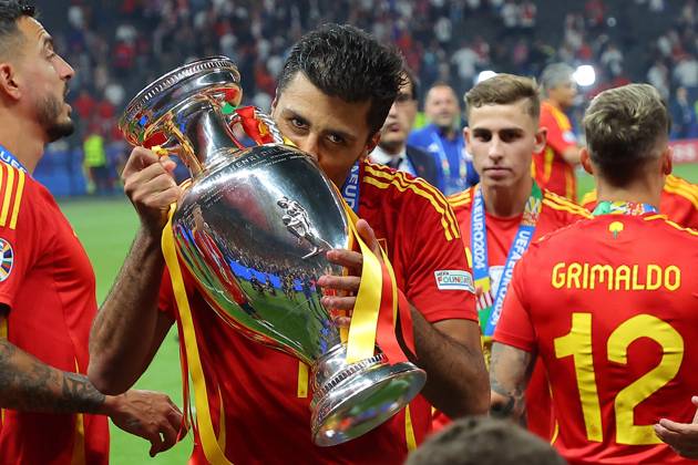 Spain England UEFA EURO 2024 Final Berlin, 14 07 2024, Olympiastadion, UEFA EURO 2024 Germany, Final, Spain England 2 1 0 0 , In the picture Rodri 16, ESP with the European Championship trophy ,