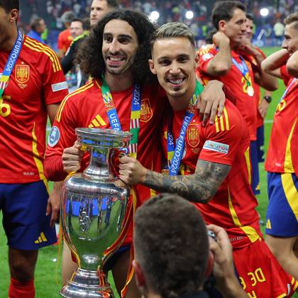 Spain England UEFA EURO 2024 Final Berlin, 14 07 2024, Olympiastadion, UEFA EURO 2024 Germany, Final, Spain England 2 1 0 0 , Pictured from l Marc Cucurella 24, ESP and Alejandro Grimaldo 12, ESP with the European Championship trophy ,