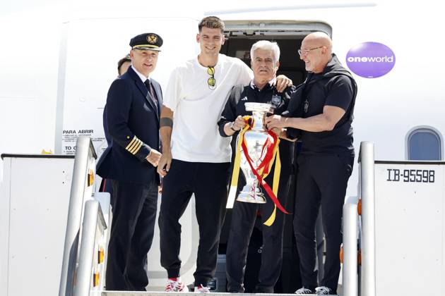 Euro 2024 Winner Spanish Team Arriving At Madrid Airport The captain of the Spanish national soccer team, Alvaro Morata, the president of the Royal Spanish Football Federation, Pedro Rocha, and the coach of the Spanish national soccer team, Luis de la Fuente, on their arrival at the airport, July 15, 2024, in Madrid, Spain. Photo by Antonio Gutiérrez Europa Press ABACAPRESS.COM Madrid Spain Copyright: xEuropaxPress ABACAx
