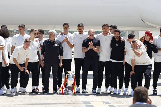 Euro 2024 Winner Spanish Team Arriving At Madrid Airport The Spanish national soccer team poses with coach Luis de la Fuente upon arrival at the airport, July 15, 2024, in Madrid, Spain. Photo by Antonio Gutiérrez Europa Press ABACAPRESS.COM Madrid Spain Copyright: xEuropaxPress ABACAx