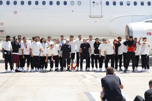 Euro 2024 Winner Spanish Team Arriving At Madrid Airport The Spanish national soccer team poses with coach Luis de la Fuente upon arrival at the airport, July 15, 2024, in Madrid, Spain. Photo by Antonio Gutiérrez Europa Press ABACAPRESS.COM Madrid Spain Copyright: xEuropaxPress ABACAx