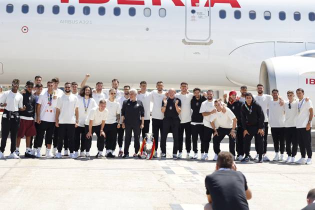 Euro 2024 Winner Spanish Team Arriving At Madrid Airport The Spanish national soccer team poses with coach Luis de la Fuente upon arrival at the airport, July 15, 2024, in Madrid, Spain. Photo by Antonio Gutiérrez Europa Press ABACAPRESS.COM Madrid Spain Copyright: xEuropaxPress ABACAx