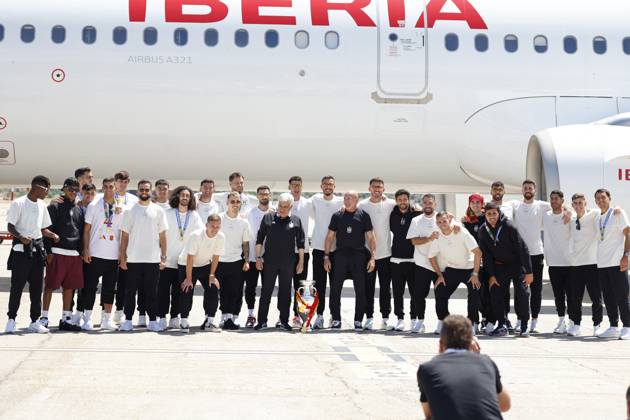 Euro 2024 Winner Spanish Team Arriving At Madrid Airport The Spanish national soccer team poses with coach Luis de la Fuente upon arrival at the airport, July 15, 2024, in Madrid, Spain. Photo by Antonio Gutiérrez Europa Press ABACAPRESS.COM Madrid Spain Copyright: xEuropaxPress ABACAx