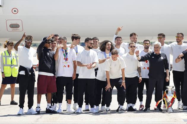 Euro 2024 Winner Spanish Team Arriving At Madrid Airport The Spanish national soccer team poses with coach Luis de la Fuente upon arrival at the airport, July 15, 2024, in Madrid, Spain. Photo by Antonio Gutiérrez Europa Press ABACAPRESS.COM Madrid Spain Copyright: xEuropaxPress ABACAx