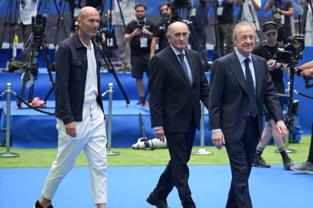 Presentation Kylian Mbappe In Real Madrid - Spain Zinedine Zidane and Florentino Pérez during his presentation as a new player of Real Madrid CF at Santiago Bernabeu stadium in Madrid, Spain, on July 16, 2024. Photo by Laurent Lairys ABACAPRESS.COM Madrid Spain Copyright: xLairysxLaurent ABACAx