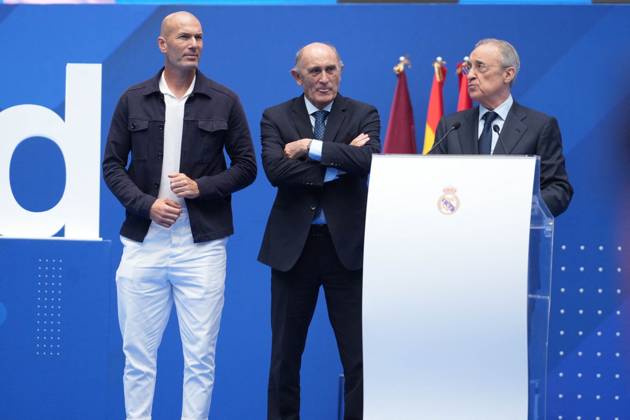 Presentation Kylian Mbappe In Real Madrid - Spain Zinedine Zidane and Florentino Pérez during his presentation as a new player of Real Madrid CF at Santiago Bernabeu stadium in Madrid, Spain, on July 16, 2024. Photo by Laurent Lairys ABACAPRESS.COM Madrid Spain Copyright: xLairysxLaurent ABACAx