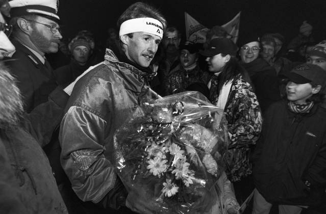 Jens Weißflug 10 01 1996,Oberwiesenthal, Markt, Thousands welcomed the exceptional ski jumper Jans Weißflog on the market after the victorious conclusion of the Four Hills Tournament, afterwards they celebrated in the Hotel 4 Jahreszeiten with prominent guests Including his wife Nicola and sons Daniel and Niklas